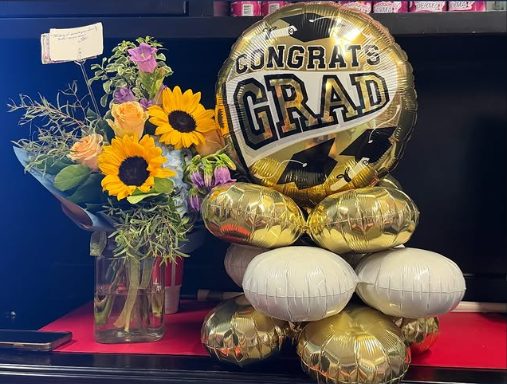 Graduation table balloon feature by AZ Party Mart