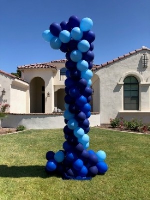Navy and blue spiral balloon column on a front lawn by AZ Party Mart